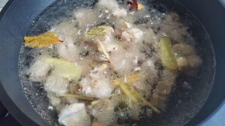 胡萝卜炖排骨,煮开,