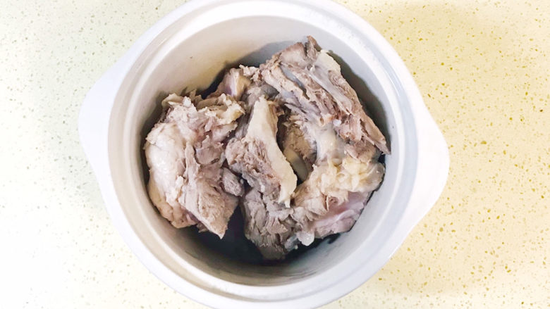 胡萝卜炖排骨,洗干净,控干水分,加入炖锅里