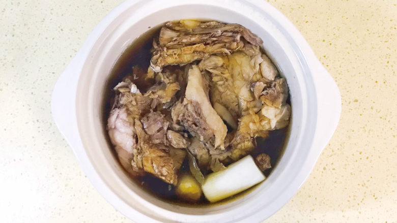 胡萝卜炖排骨,水不要太多,因为后面加蔬菜,蔬菜会自动下水的