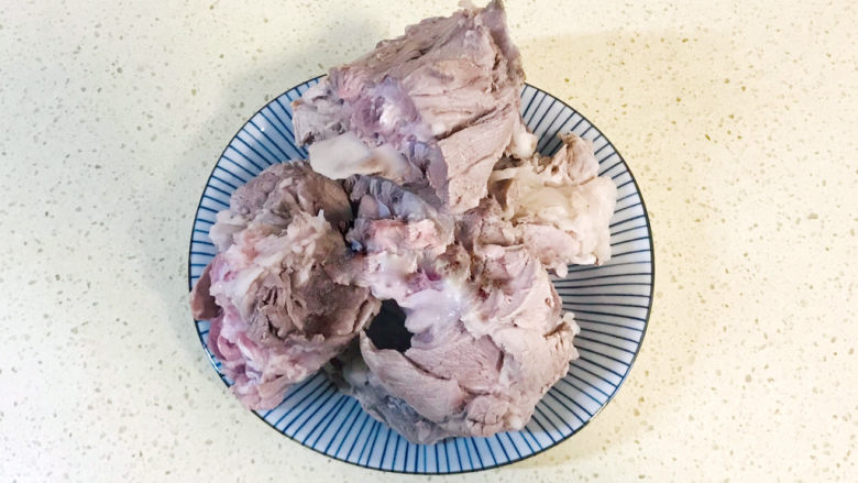 胡萝卜炖排骨,用流动的热水冲洗干净,一定要用热水冲洗,否则肉会老掉