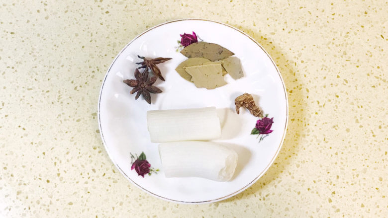胡萝卜炖排骨,准备好相关的调味料,洗净