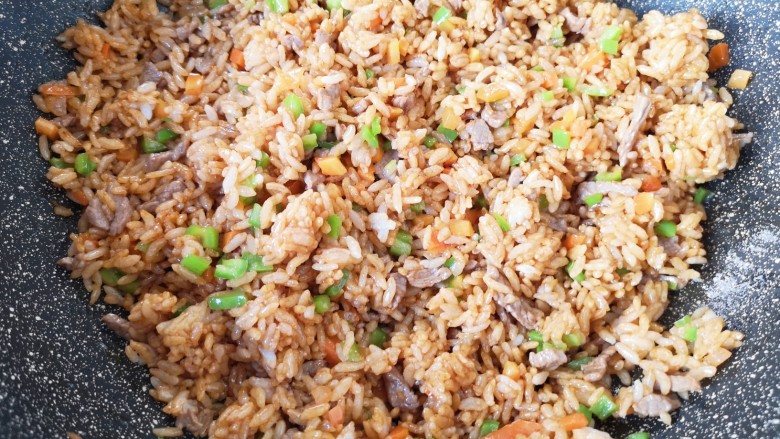 孜然羊肉炒饭,翻炒均匀。