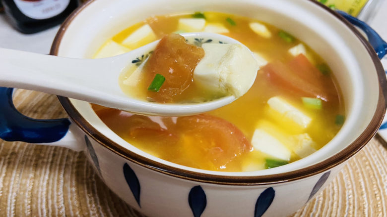 西红柿豆腐汤,西红柿酸甜可口,豆腐细嫩柔滑。
