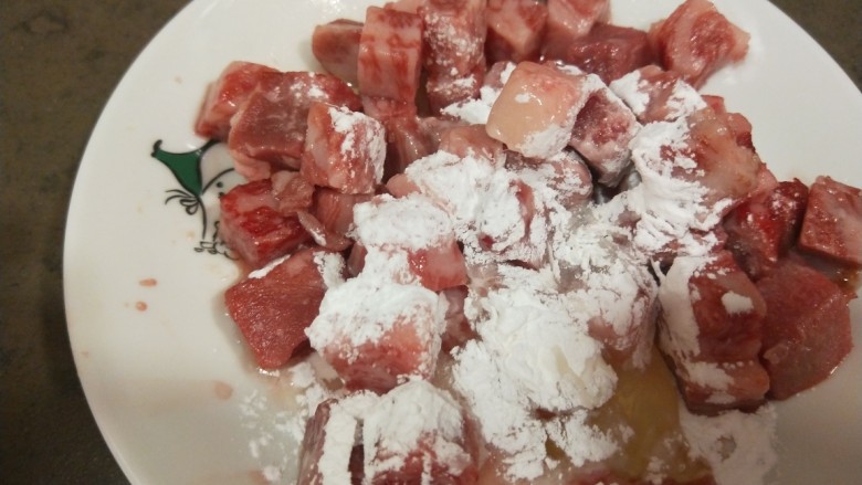 黑椒牛肉粒,加入<a style='color:red;display:inline-block;' href='/shicai/ 718'>料酒</a>,淀粉?