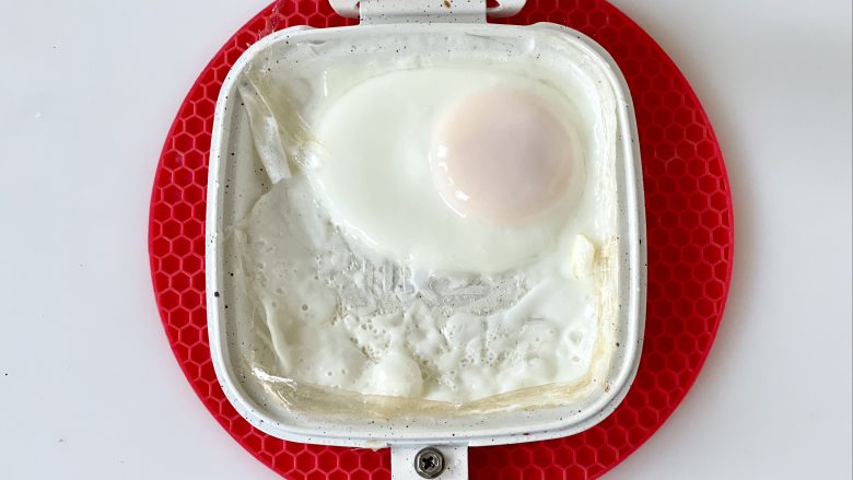 豆沙肉松鸡蛋华夫饼三明治,把三明治烤盘推入早餐机中,设置大火,时间5分钟,把鸡蛋煎好,因为给孩子吃,所以我煎的比较熟,如果喜欢溏心的可以缩短烤制的时间。
