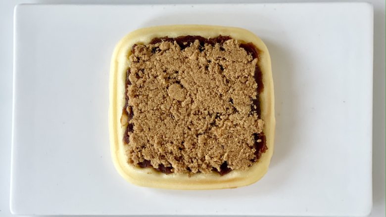 豆沙肉松鸡蛋华夫饼三明治,在豆沙上铺一层<a style='color:red;display:inline-block;' href='/shicai/ 432'>肉松</a>;