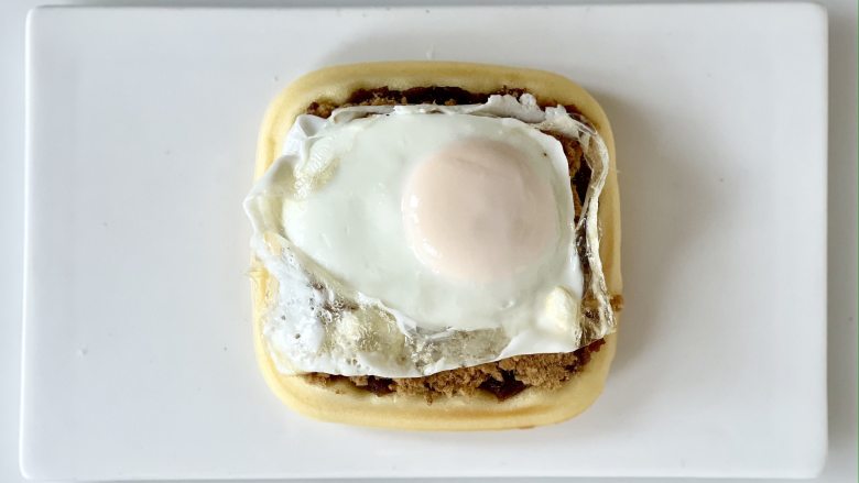 豆沙肉松鸡蛋华夫饼三明治,在肉松上放上煎蛋;