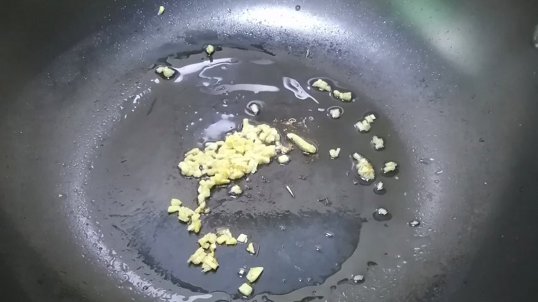 木耳蛋花汤,加入姜末,爆香