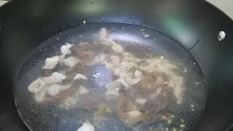 木耳蛋花汤,加入适量清水,盖上盖,煮5分钟左右