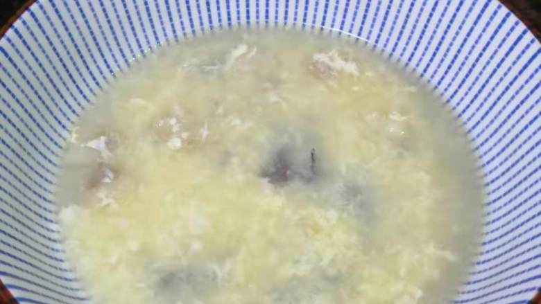 木耳蛋花汤,盛出汤,加入香菜碎便可