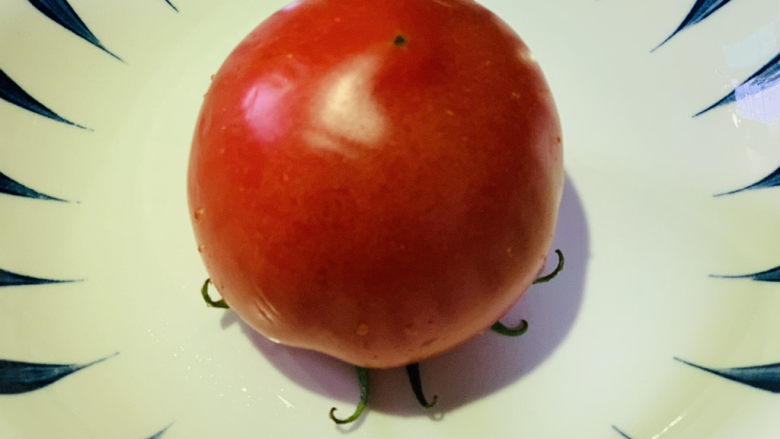 西红柿豆腐汤,<a style='color:red;display:inline-block;' href='/shicai/ 3551'>西红柿</a>准备一个,洗净外皮