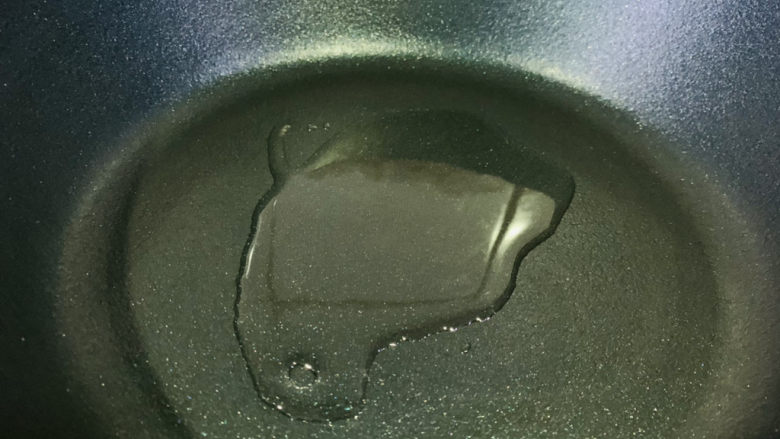 西红柿豆腐汤,锅加食用油,热锅