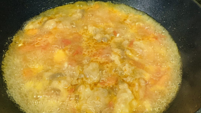 西红柿豆腐汤,搅拌均匀调料,就可以出锅了