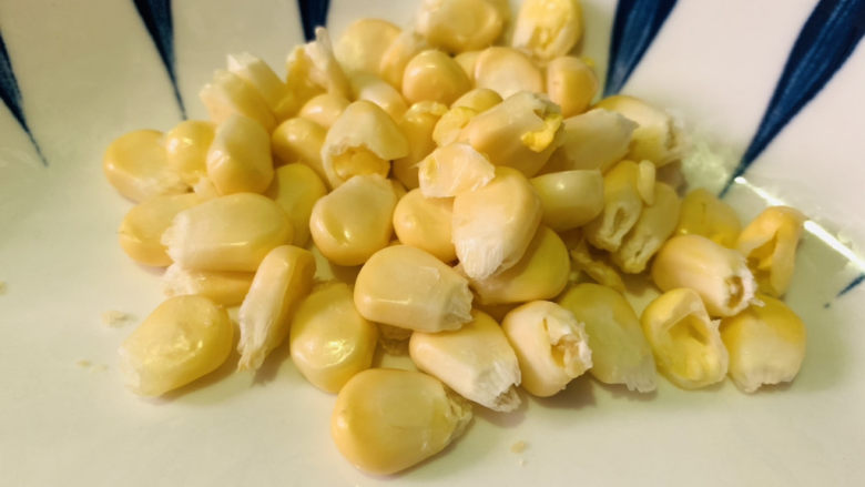 三鲜豆腐,将新鲜玉米剥粒,待用