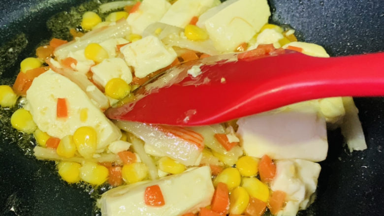 三鲜豆腐,翻炒均匀调味料,翻炒的时候要小心,不用弄碎嫩豆腐