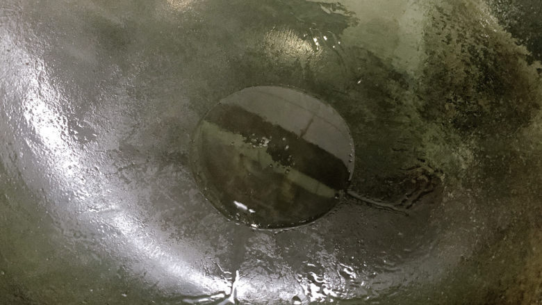 三鲜豆腐,锅烧热油,烧至7-8成热