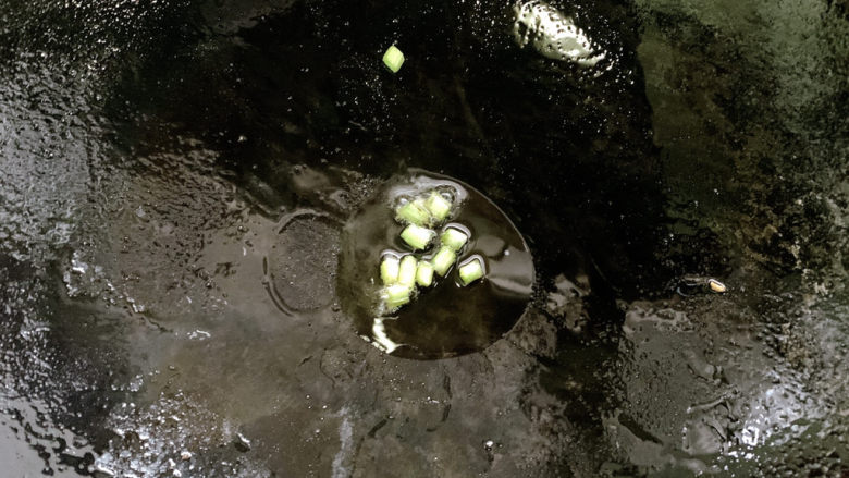 三鲜豆腐,锅加入油,加葱白爆炒出香味