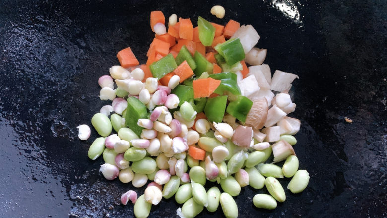 三鲜豆腐,然后将五彩蔬菜丁加入其中,并加适量清水翻炒。