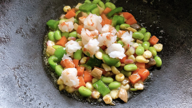 三鲜豆腐,翻炒均匀,加入虾仁煮至成熟