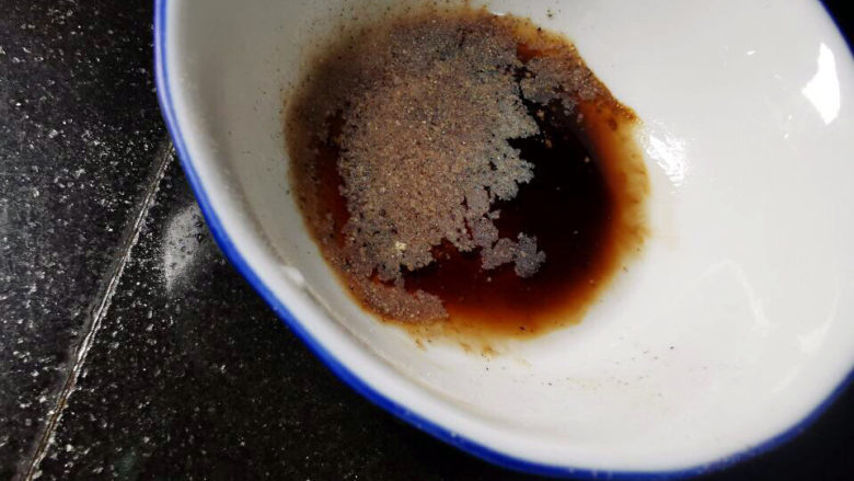 三鲜豆腐,<a style='color:red;display:inline-block;' href='/shicai/ 788'>生抽</a>,糖,胡椒粉拌匀成腌鱼调料