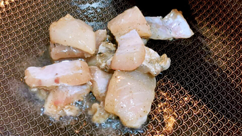 三鲜豆腐,锅中下油,放入鱼肉