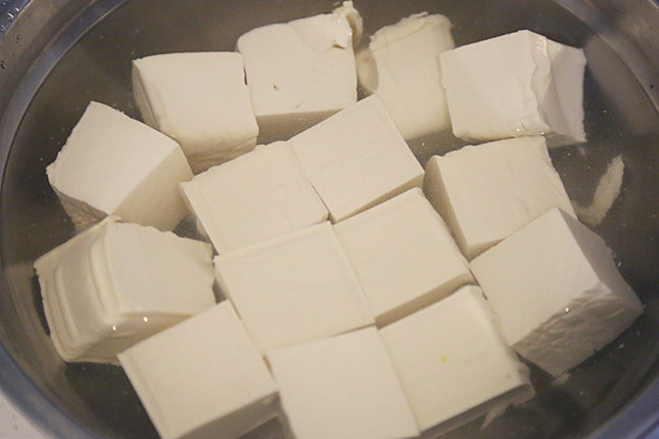 西红柿豆腐汤,豆腐切块泡盐水里;