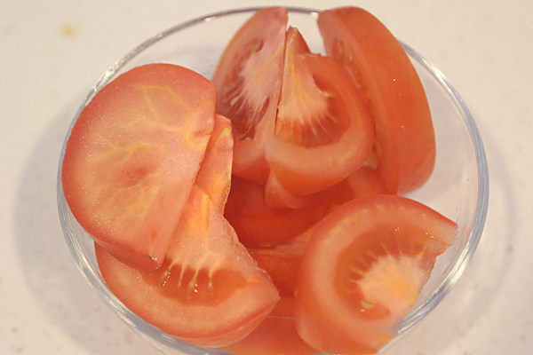 西红柿豆腐汤,<a style='color:red;display:inline-block;' href='/shicai/ 59'>番茄</a>切块;