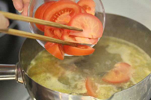 西红柿豆腐汤,大火烧开后转小火烧5分钟后加入番茄;