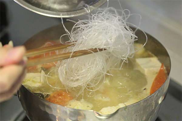 西红柿豆腐汤,加入泡软的粉丝;