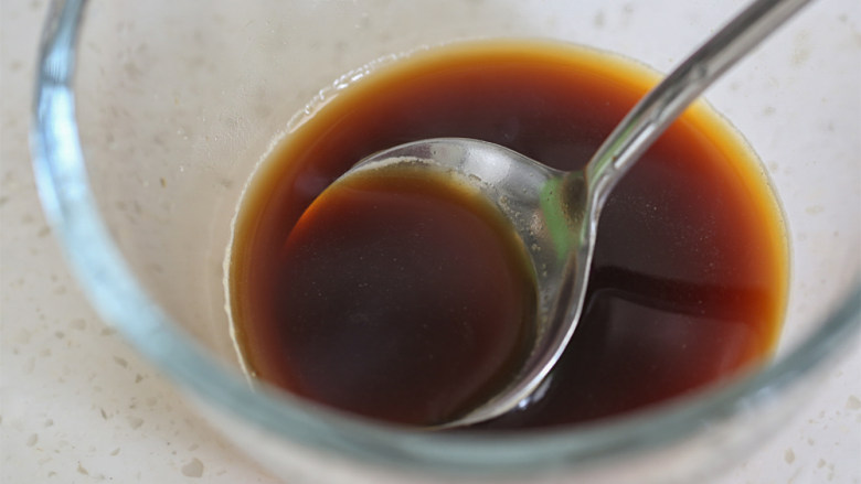 鸡蛋炒粉丝,把调料中的材料混合融化;