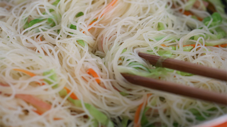 鸡蛋炒粉丝,下米粉继续拌炒均匀;
