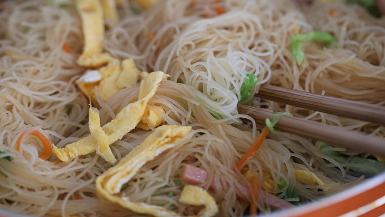 鸡蛋炒粉丝,放进鸡蛋丝拌炒均匀;
