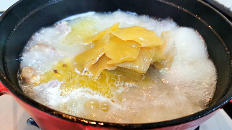 老鸭粉丝汤,鸭肉变软 ,就可以加入咸菜叶