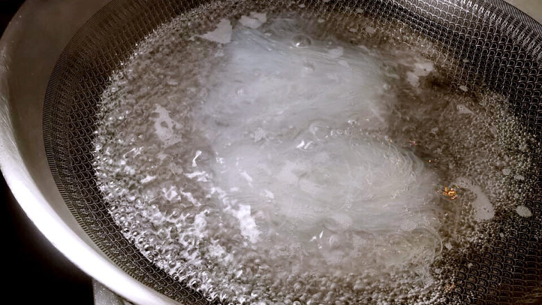 老鸭粉丝汤,粉丝变软,即可捞出,泡入鸭汤中