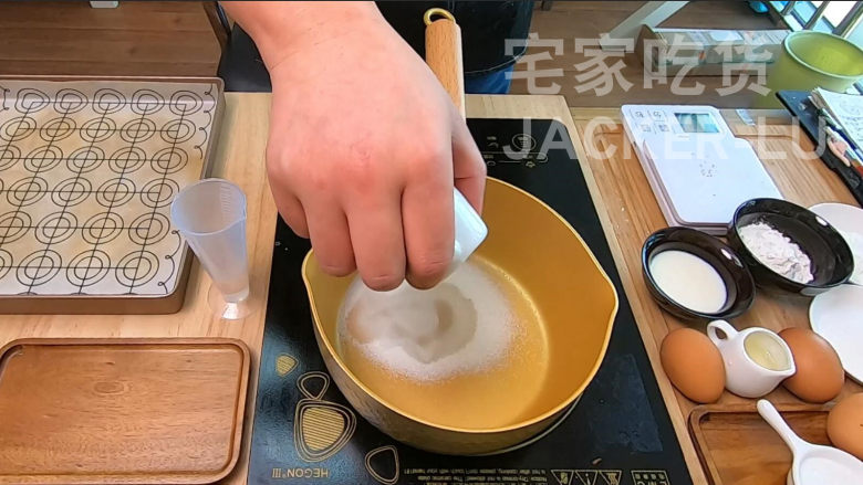 日式焦糖布丁烧,蛋糕层松软,布丁层甜蜜滑嫩,超级治愈的小甜品。,首先我们做焦糖底,取细砂糖50克加入清水10克。
