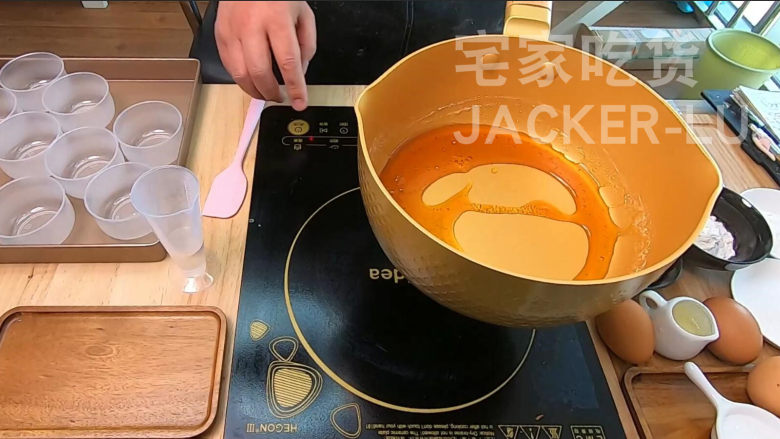 日式焦糖布丁烧,蛋糕层松软,布丁层甜蜜滑嫩,超级治愈的小甜品。,全程小火慢慢烧至颜色变棕色后离火,烧的时候不要快速的搅拌。