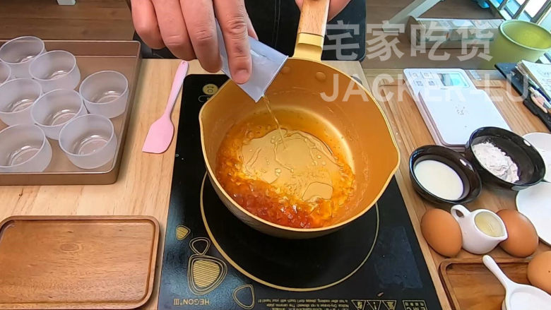 日式焦糖布丁烧,蛋糕层松软,布丁层甜蜜滑嫩,超级治愈的小甜品。,在刚刚离火的时候,加入热水25克,倒热水的时候要小心液体沸腾飞溅出来。