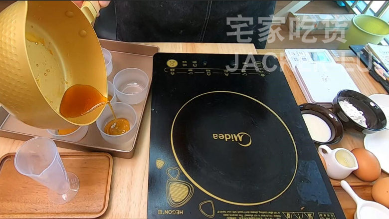日式焦糖布丁烧,蛋糕层松软,布丁层甜蜜滑嫩,超级治愈的小甜品。,在每个模具里倒入10克左右的焦糖液,放一边备用。