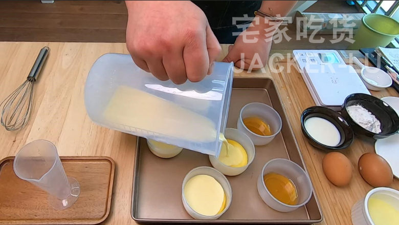 日式焦糖布丁烧,蛋糕层松软,布丁层甜蜜滑嫩,超级治愈的小甜品。,倒入装有焦糖液的模具中。