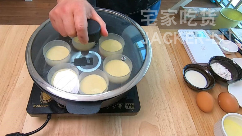 日式焦糖布丁烧,蛋糕层松软,布丁层甜蜜滑嫩,超级治愈的小甜品。,全程小火,隔水蒸20分钟左右。或者烤箱140℃,用水浴法烤30分钟。