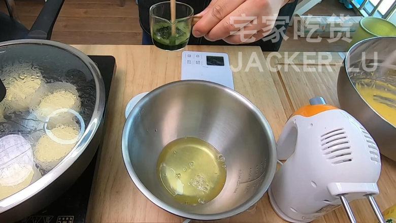 日式焦糖布丁烧,蛋糕层松软,布丁层甜蜜滑嫩,超级治愈的小甜品。,准备<a style='color:red;display:inline-block;' href='/shicai/ 113778'>椰子油</a>6克加入抹茶粉3克,搅拌均匀后备用。