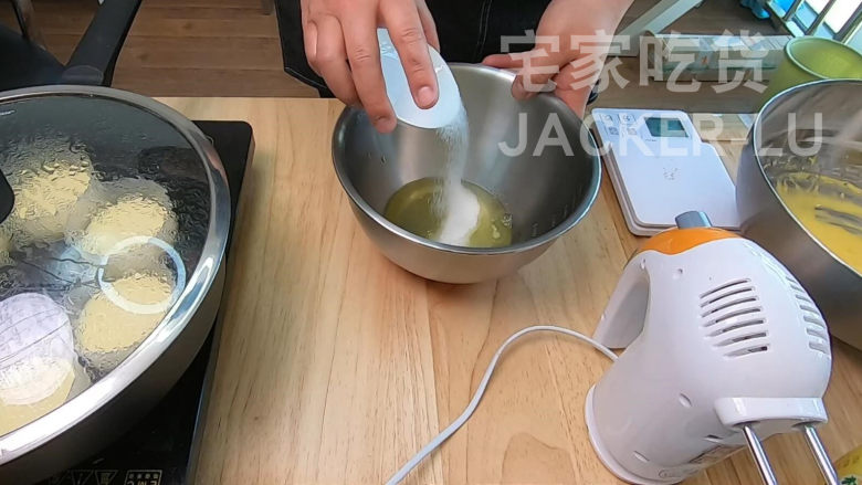 日式焦糖布丁烧,蛋糕层松软,布丁层甜蜜滑嫩,超级治愈的小甜品。,蛋白3个(1个蛋白是做布丁剩下的)加入<a style='color:red;display:inline-block;' href='/shicai/ 919'>柠檬汁</a>适量,开始打发,在打发的时候,分三次加入细砂糖30克。