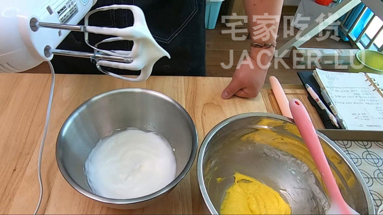 日式焦糖布丁烧,蛋糕层松软,布丁层甜蜜滑嫩,超级治愈的小甜品。,打发至8分发泡的状态,就是提起打蛋器有弹性的小弯钩。