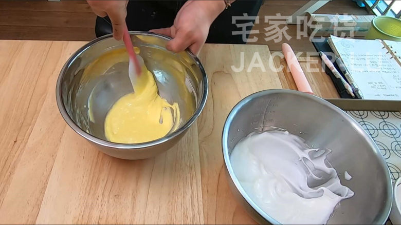日式焦糖布丁烧,蛋糕层松软,布丁层甜蜜滑嫩,超级治愈的小甜品。,再加入1/3蛋白糊,继续翻拌均匀。