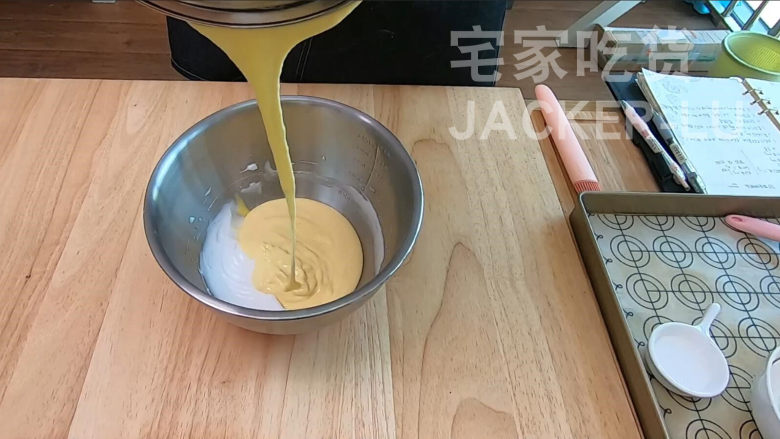 日式焦糖布丁烧,蛋糕层松软,布丁层甜蜜滑嫩,超级治愈的小甜品。,最后全部倒入蛋黄糊里翻拌均匀。