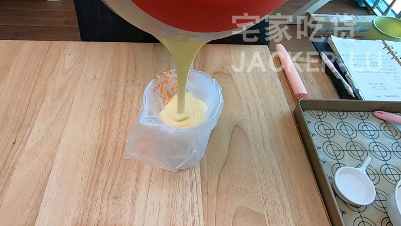 日式焦糖布丁烧,蛋糕层松软,布丁层甜蜜滑嫩,超级治愈的小甜品。,先取一半的原味面糊,装入裱花袋备用。