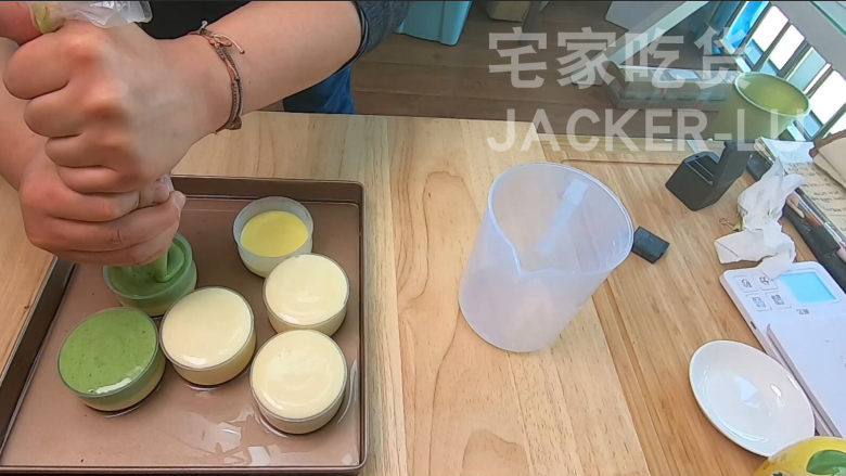 日式焦糖布丁烧,蛋糕层松软,布丁层甜蜜滑嫩,超级治愈的小甜品。,把蛋糕糊装入裱花袋,挤入有些凝固的布丁模具里,蛋糕糊挤到和模具口平齐就行了。