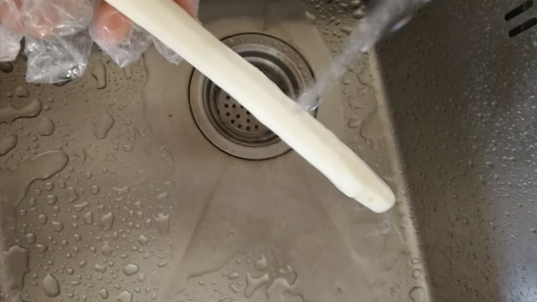 蜂蜜山药,清水洗干净。
