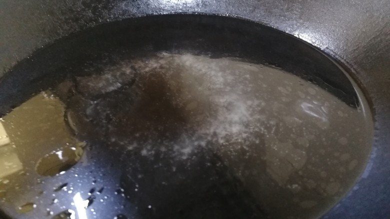 蜂蜜山药,文火煮开至冰糖融化,滴几滴食用油。
