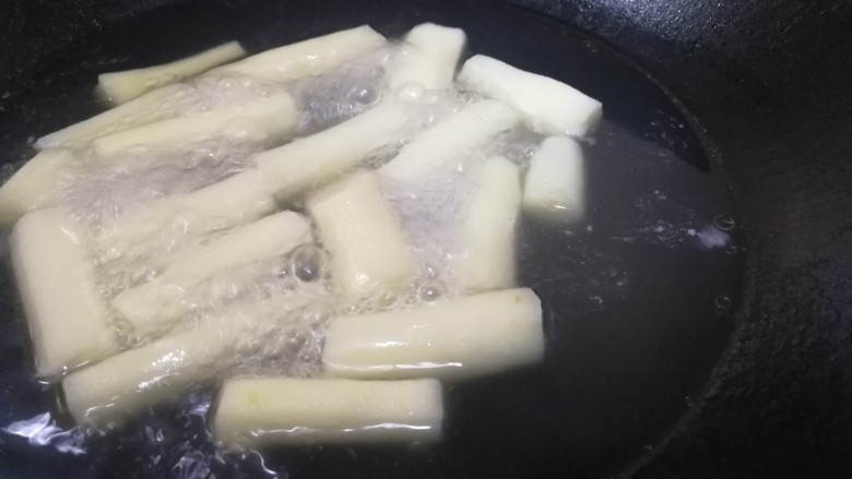蜂蜜山药,放入上药,文火煮开。
